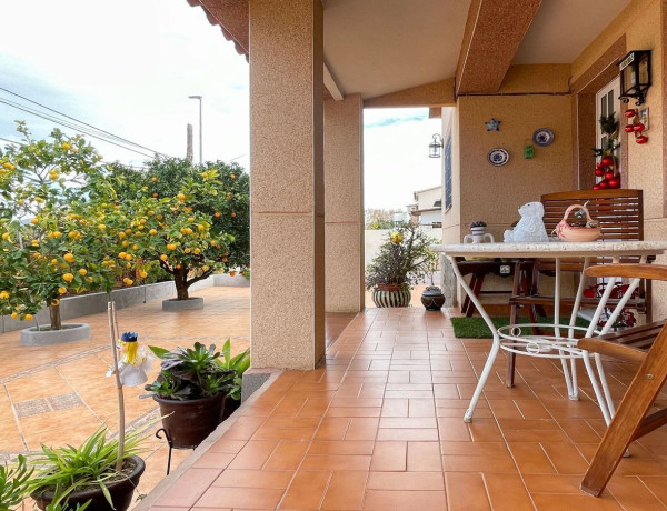 Detached villa for sale in Marianao , Sant Boi de Llobregat thumbnail 2