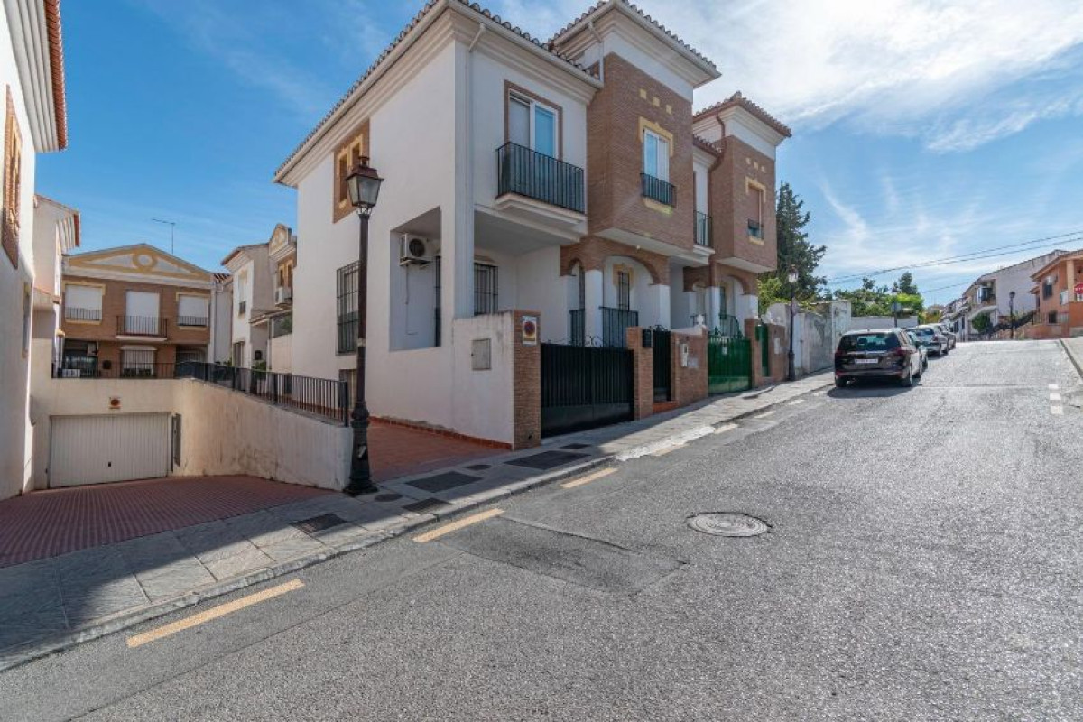 Sale of townhouse in Calle Almendros , La Zubia photo 1