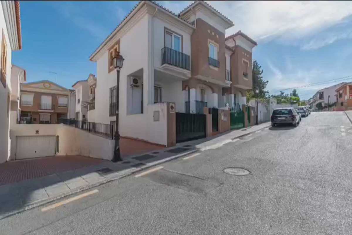 Sale of townhouse in Calle Almendros , La Zubia photo 2