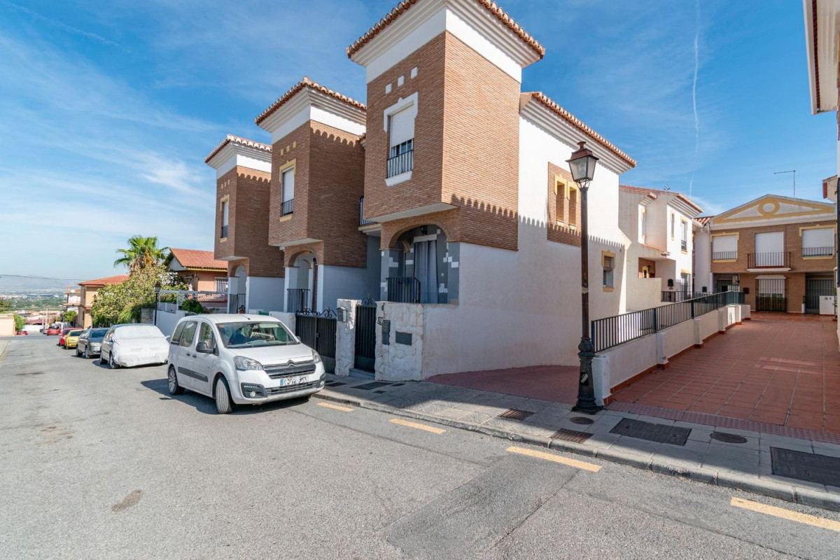 Sale of townhouse in Calle Almendros , La Zubia photo 4