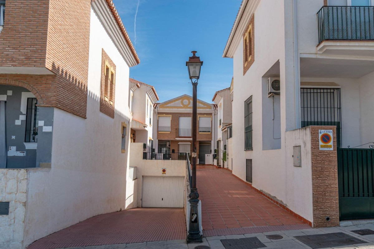 Sale of townhouse in Calle Almendros , La Zubia photo 5