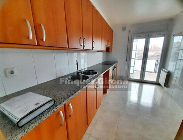 Piso en venta en Calle de les Guilleries, Salt photo 1