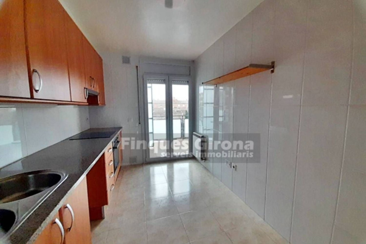 Venta de piso en Calle de les Guilleries, Salt
 photo 2
