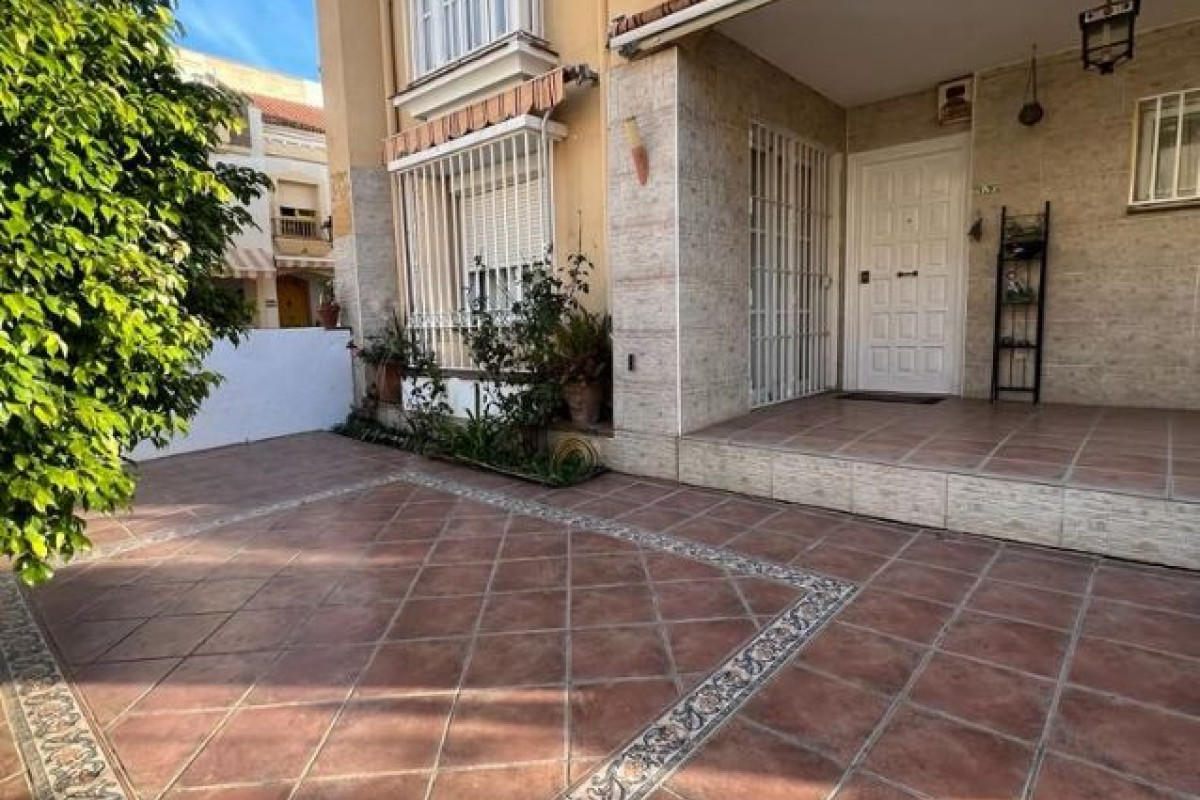 Venta de chalet adosado en Avenida Infanta Elena s/n , Torre del Mar photo 2