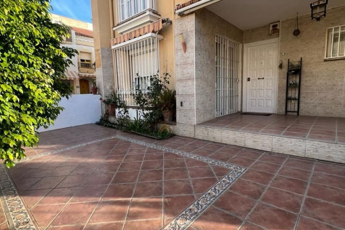 Venta de chalet adosado en Avenida Infanta Elena s/n , Torre del Mar photo 3