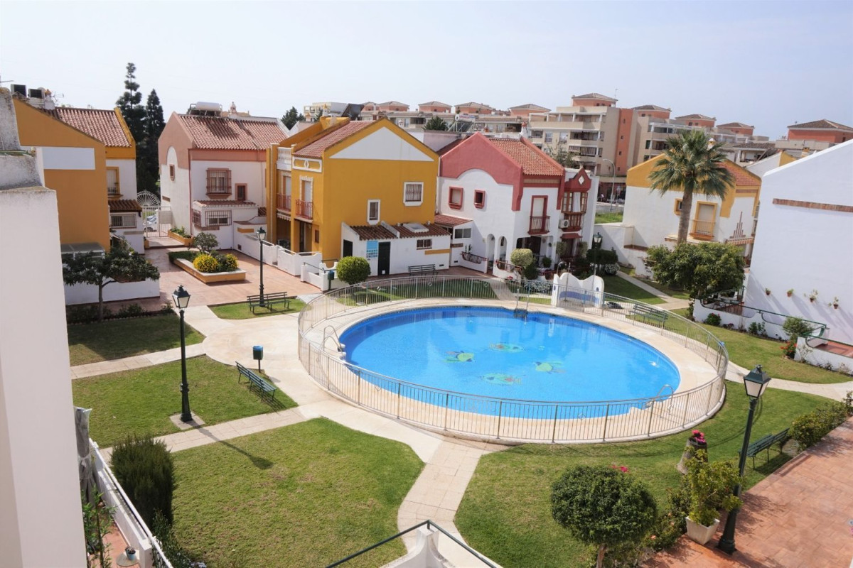 Venta de chalet adosado en Avenida Infanta Elena s/n , Torre del Mar photo 4