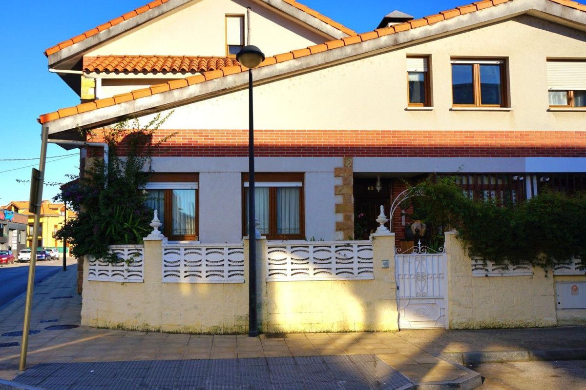 Sale of townhouse in  Paseo Niño, 6 , Torrelavega photo 2