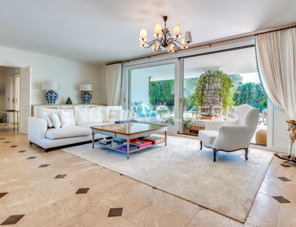 Chalet independiente en venta en Avenida Buchinger, Marbella thumbnail 2
