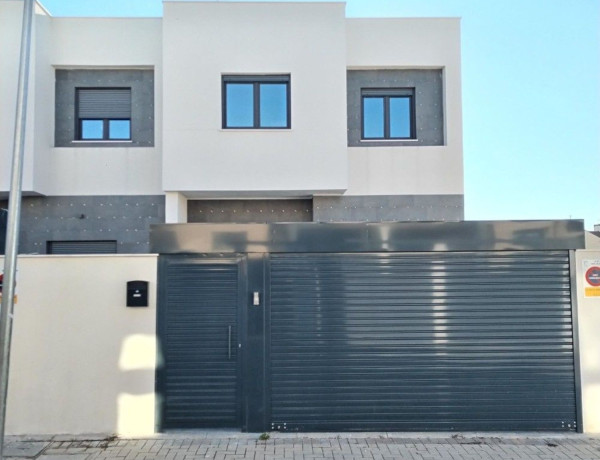 Chalet adosado en venta en  Juan de Valdes , Torrejón de Ardoz photo 1