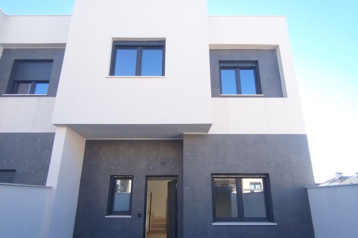 Venta de chalet adosado en  Juan de Valdes , Torrejón de Ardoz photo 2