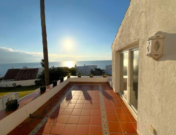 Detached villa for sale in Calle Moreno Torroba, Estepona thumbnail 1