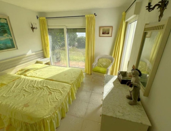 Detached villa for sale in Calle Moreno Torroba, Estepona thumbnail 2