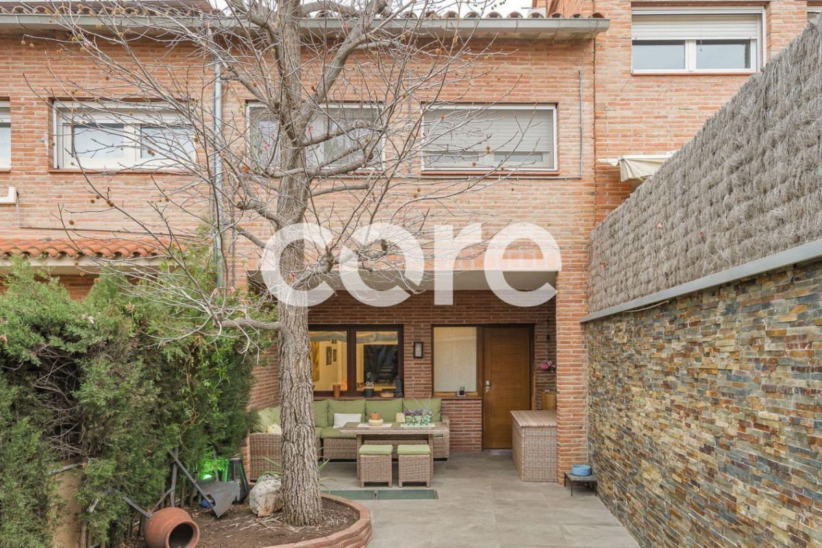 Sale of townhouse in  Center , Castellar del Vallès photo 2