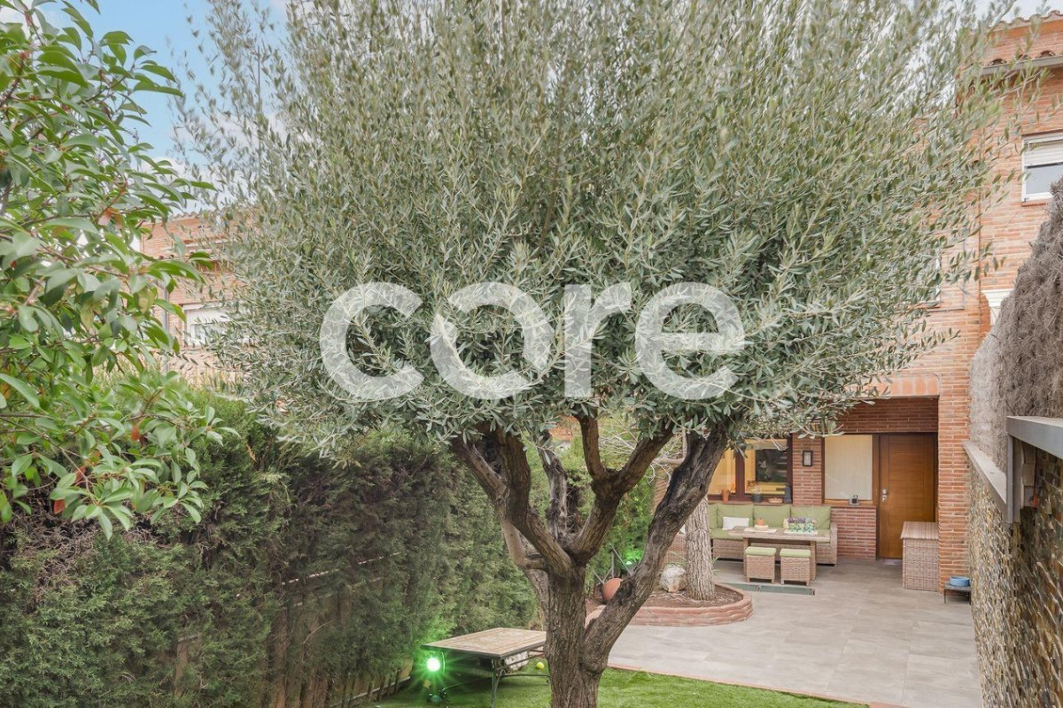Sale of townhouse in  Center , Castellar del Vallès photo 3