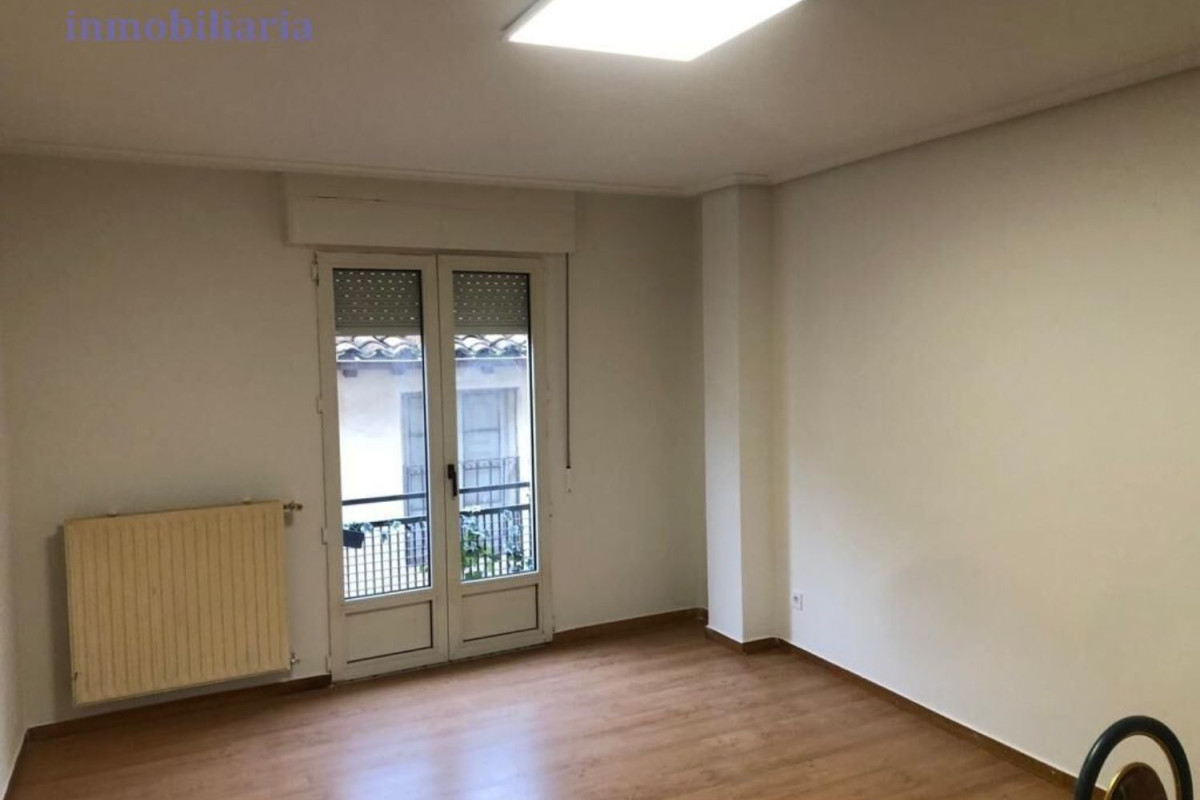 Sale of apartment in Calle Bretón de los Herreros, Logroño
photo 1