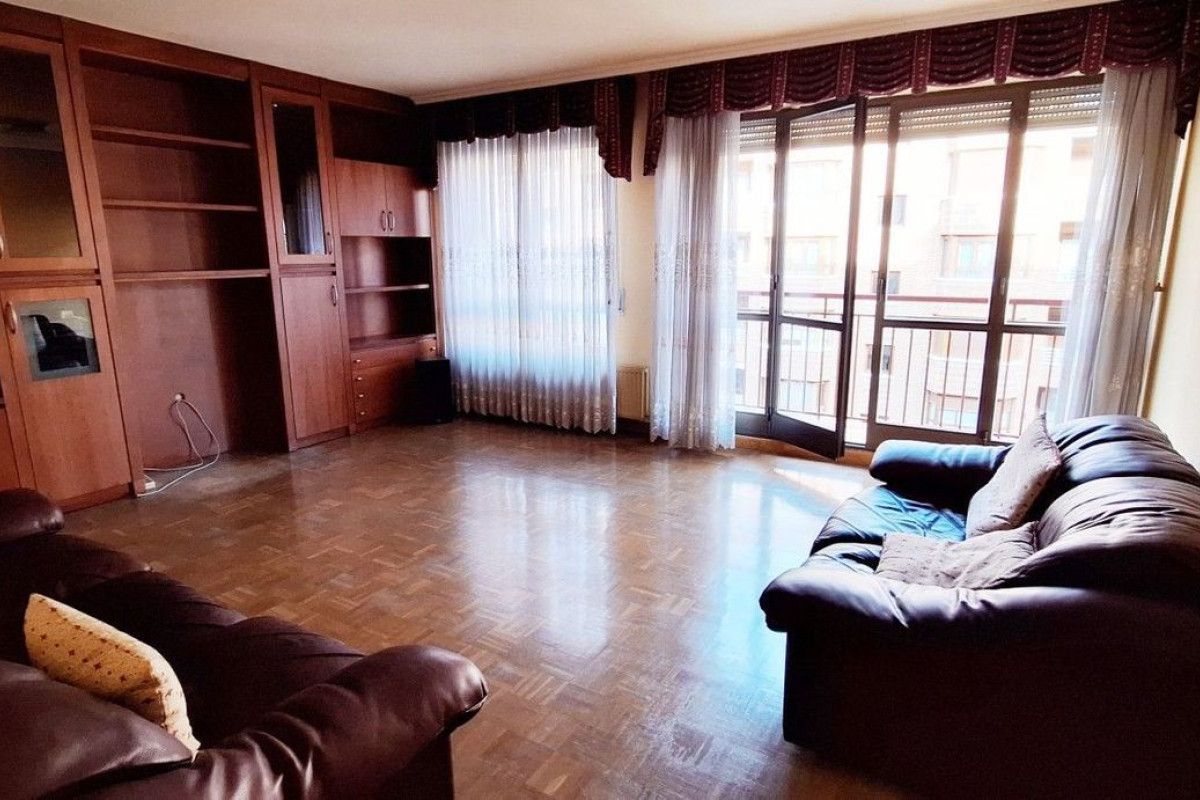 Venta de duplex en Calle Pintor Adrian Aldecoa, Vitoria-Gasteiz photo 2