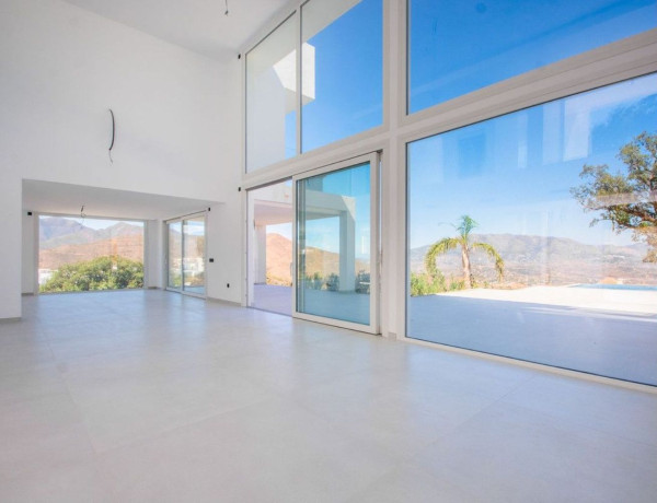 Chalet independiente en venta en Avenida de España, Marbella thumbnail 1