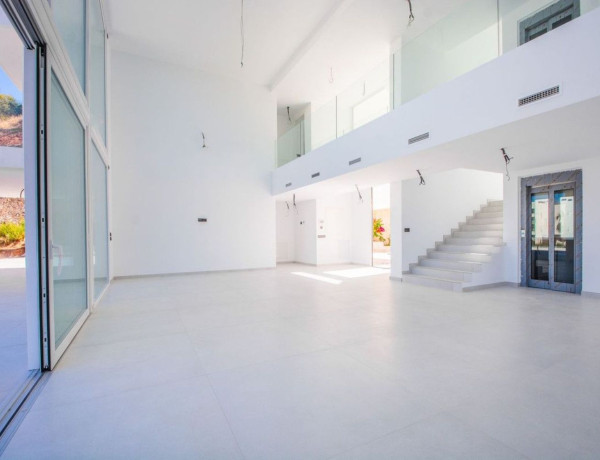 Chalet independiente en venta en Avenida de España, Marbella thumbnail 2