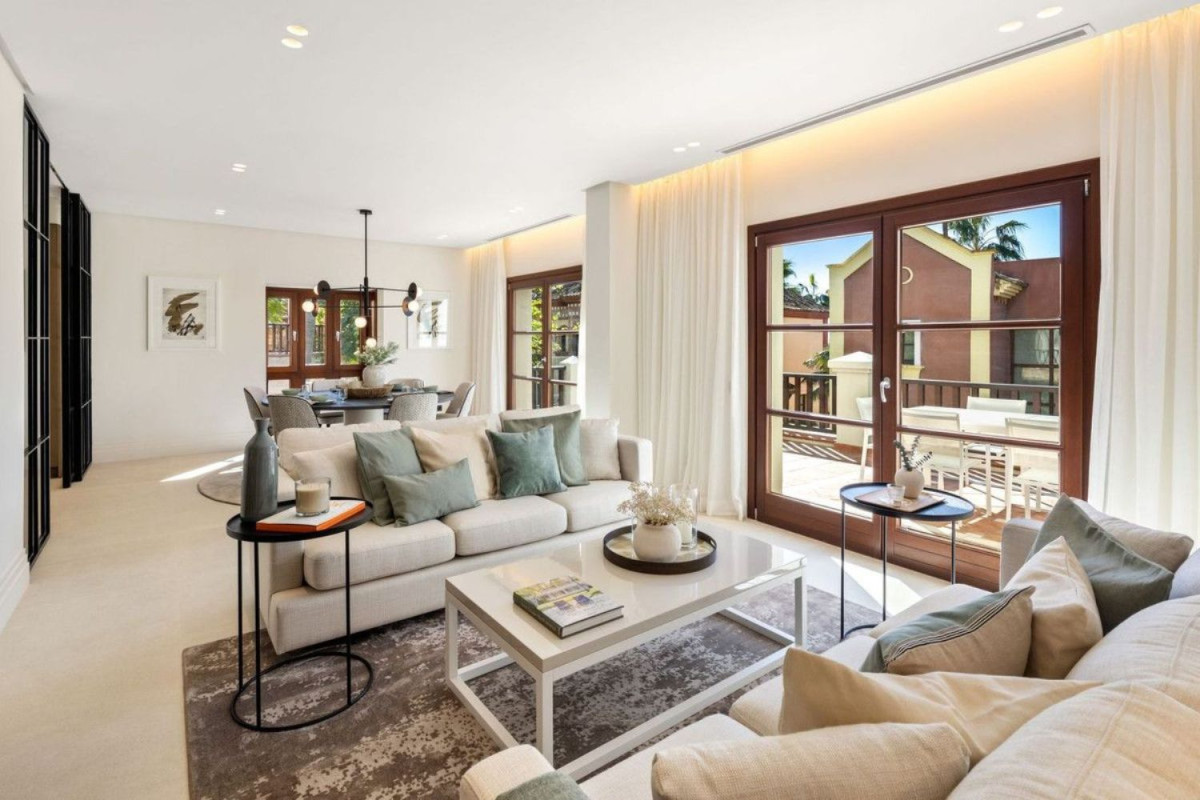 Venta de chalet adosado en  Lomas del Virrey , Marbella photo 2