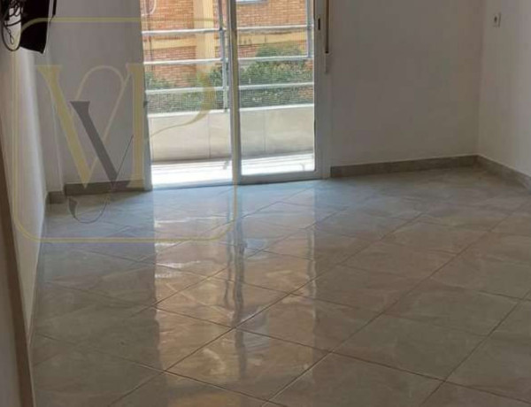 Piso en venta en  Calle de Pere Cabanes, València photo 3