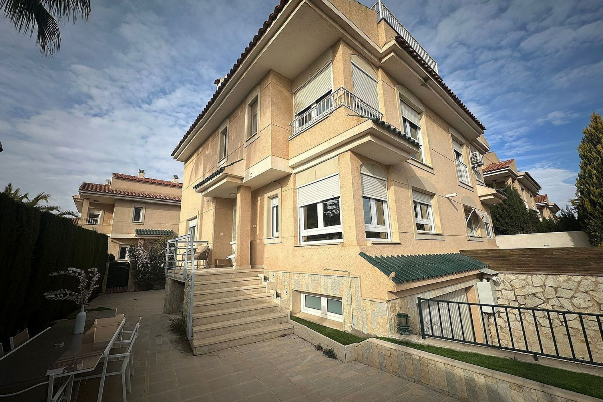 Продажа таунхауса в , Петрер photo 3