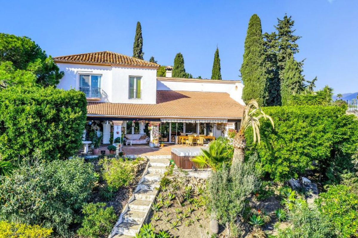 Sale of independent chalet in Torrevigia, Estepona
photo 1