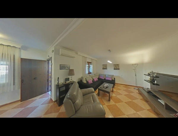 Chalet independiente en venta en  Calle Miguel Bueno, Fuengirola photo 1
