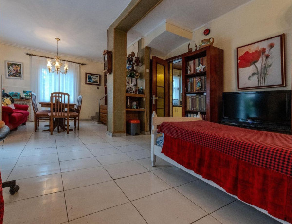 Chalet adosado en venta en  La Creu de Barberà - Avinguda - Eixample , Sabadell photo 1