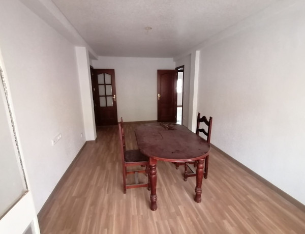 Piso en venta en Santa Rosa - Valdeolleros , Distrito Santa Rosa - Valdeolleros photo 1