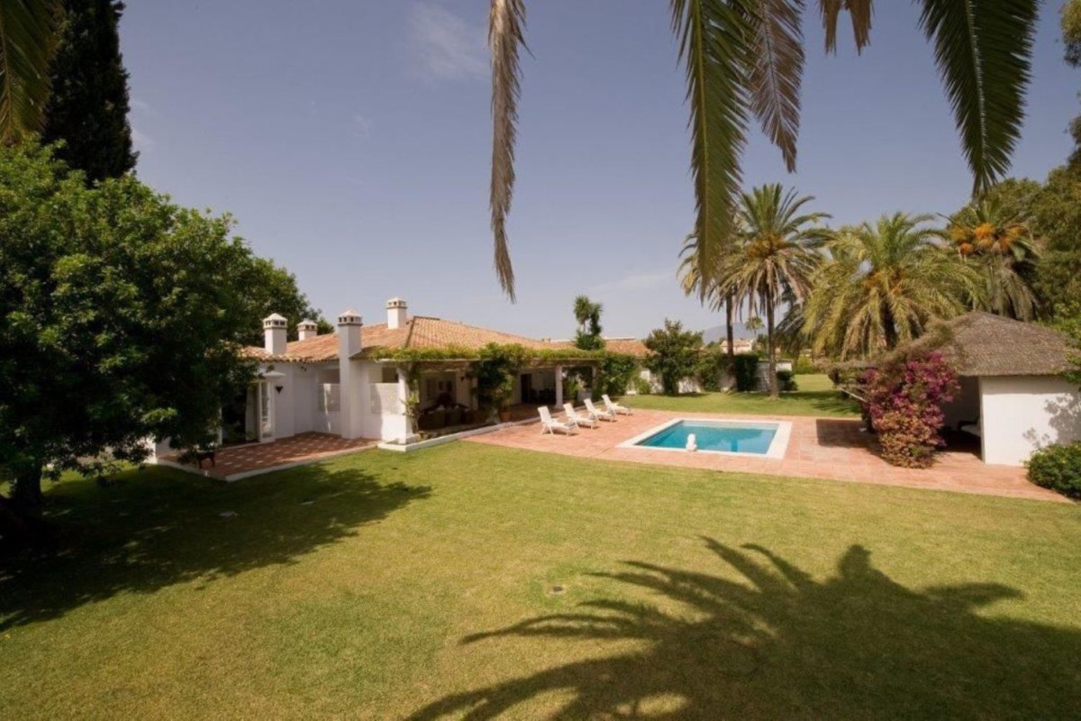 Sale of independent chalet in Benamara - Atalaya, Estepona
photo 1