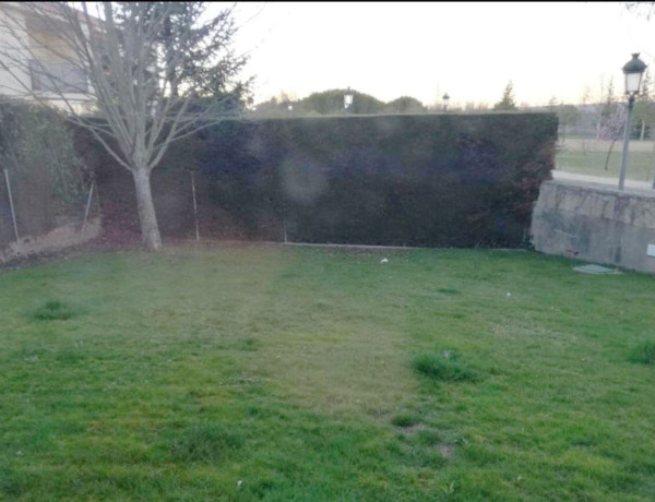 Chalet adosado en venta en , Santa Marta de Tormes thumbnail 1
