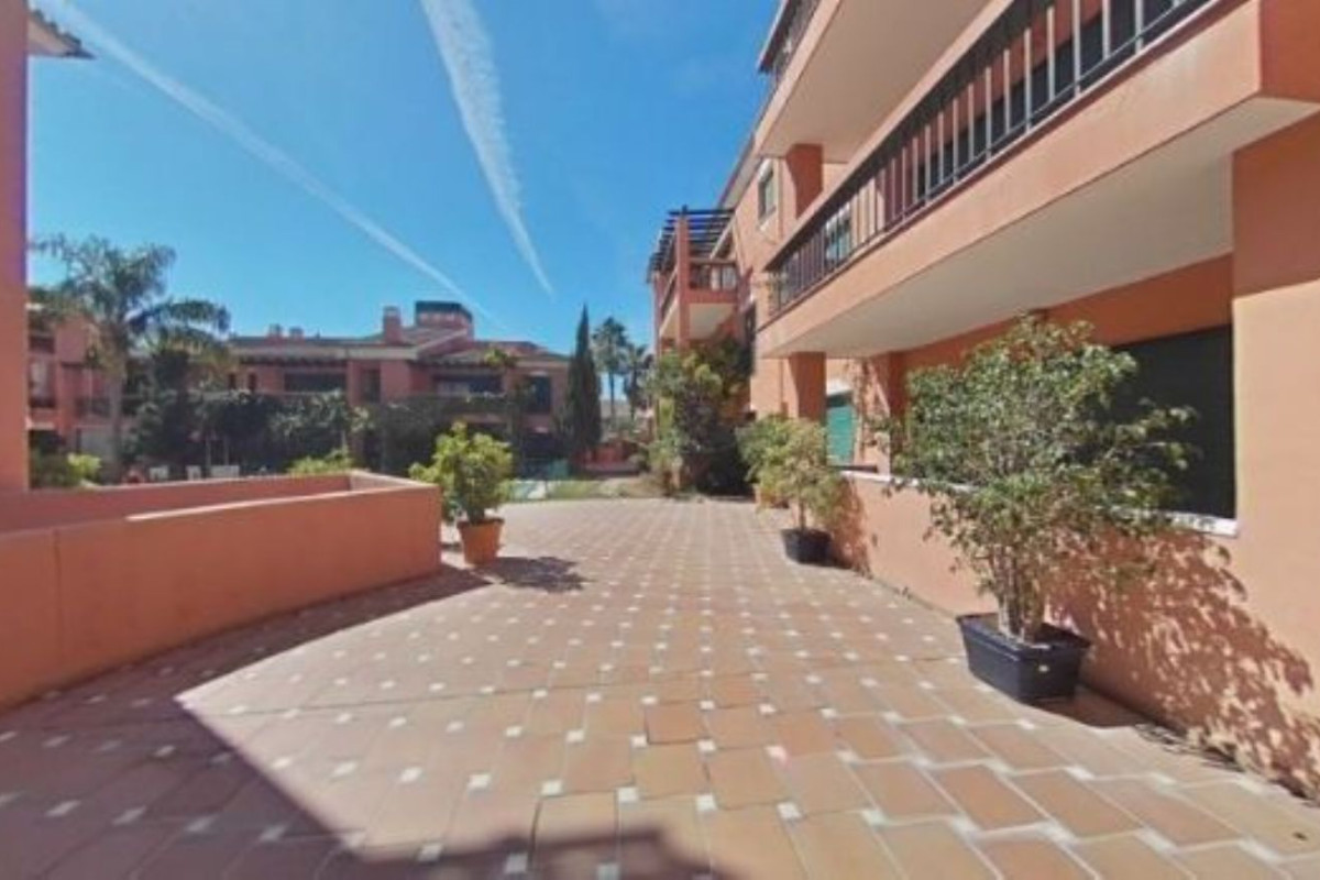 Sprzedaż garażu w Calle de los Alcotanes , Marbella photo 4