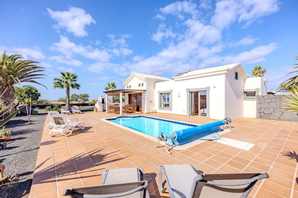 Sale of independent chalet in White Beach, Yaiza
photo 2