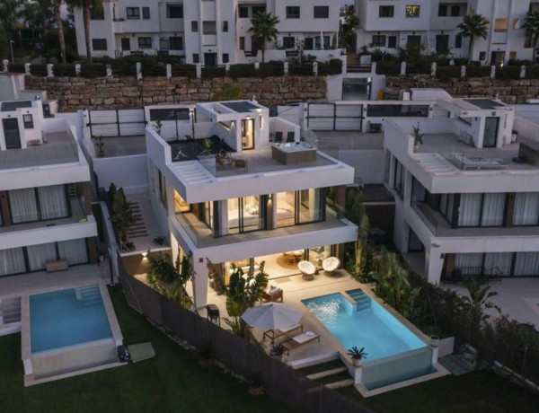 Detached villa for sale in Calle de Sabinillas, Estepona thumbnail 2