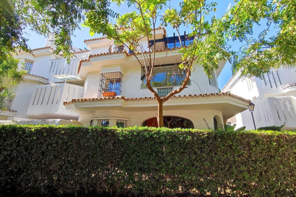 Venta de bajo en Urbanización Nueva Andalucía A, Marbella
 photo 2