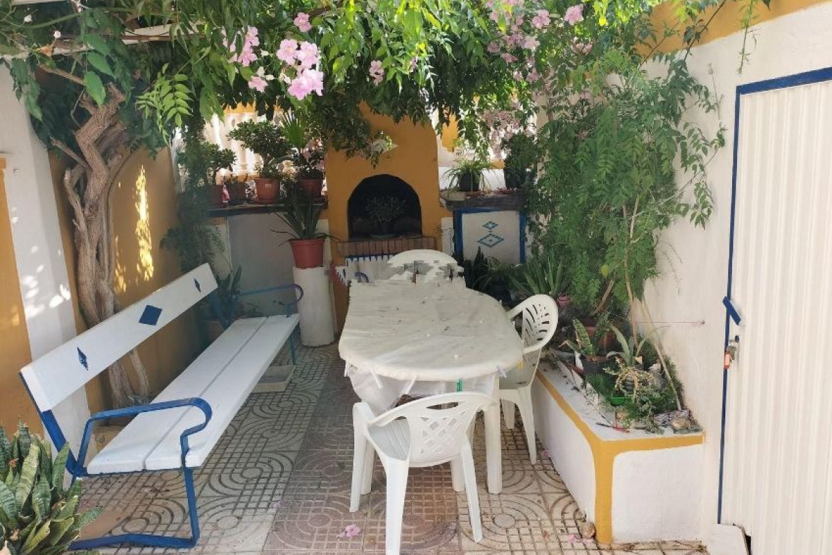 Sale of independent chalet in Calle Lago de Enol, Roquetas de Mar
photo 1