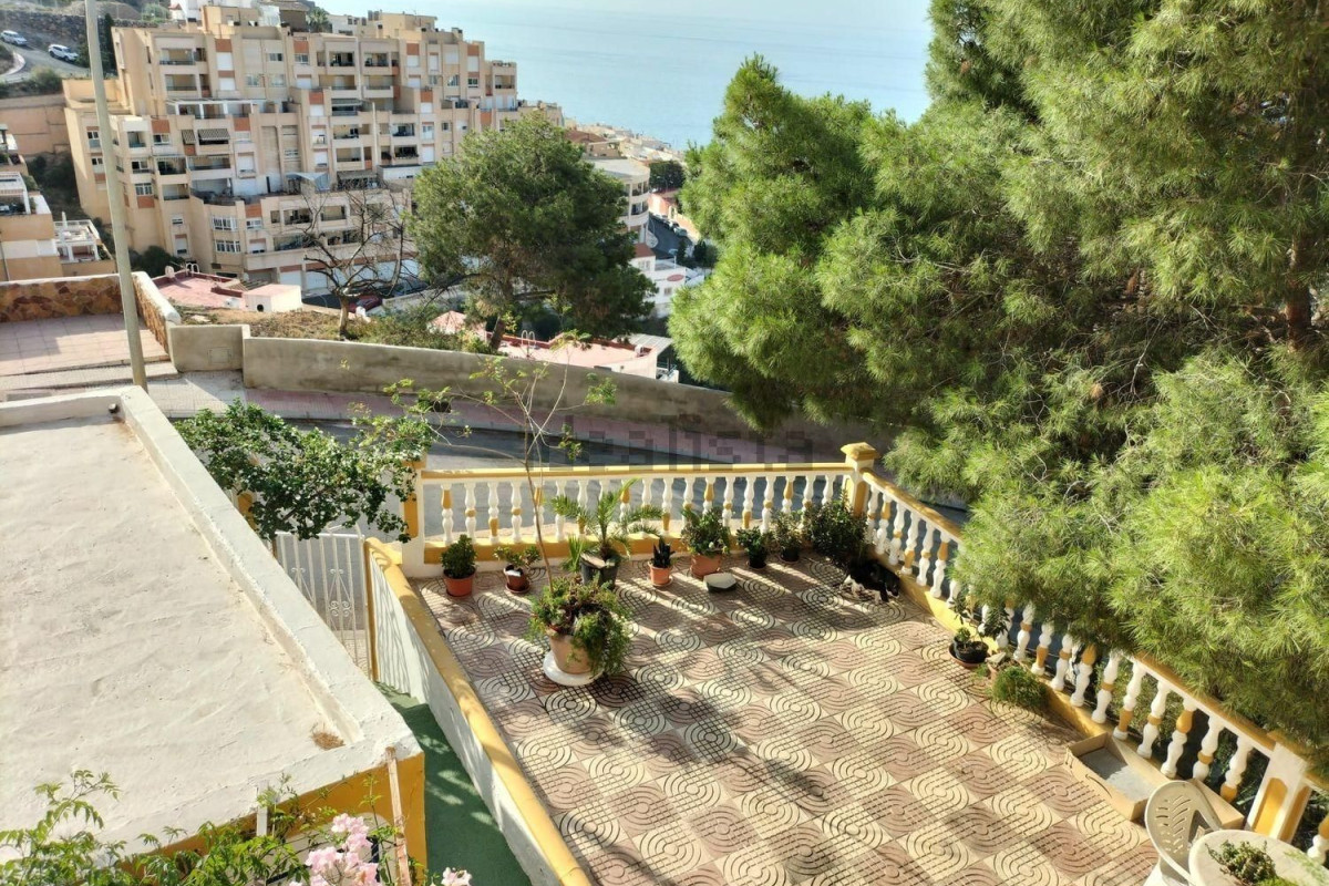 Sale of independent chalet in Calle Lago de Enol, Roquetas de Mar
photo 4