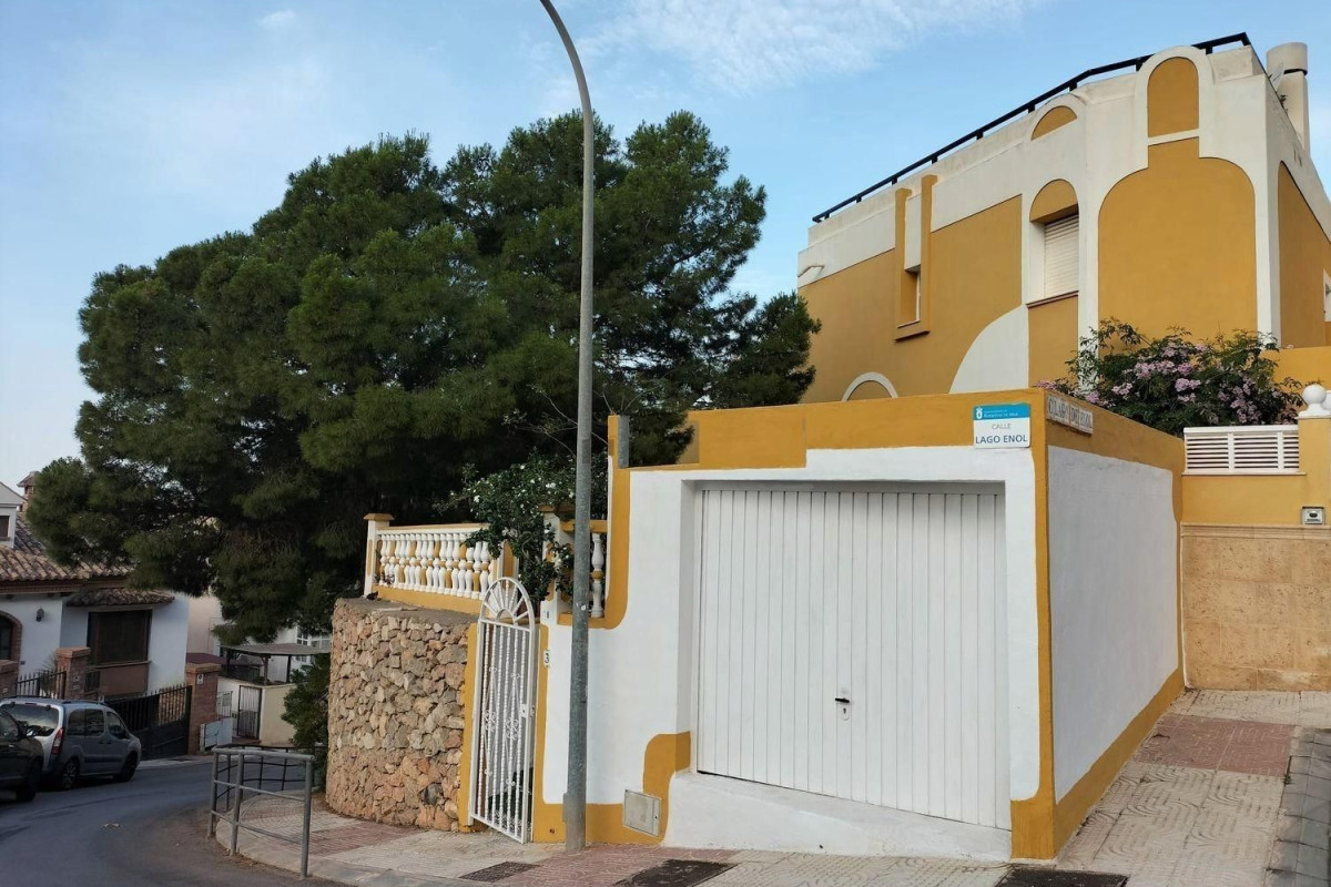 Sale of independent chalet in Calle Lago de Enol, Roquetas de Mar
photo 5