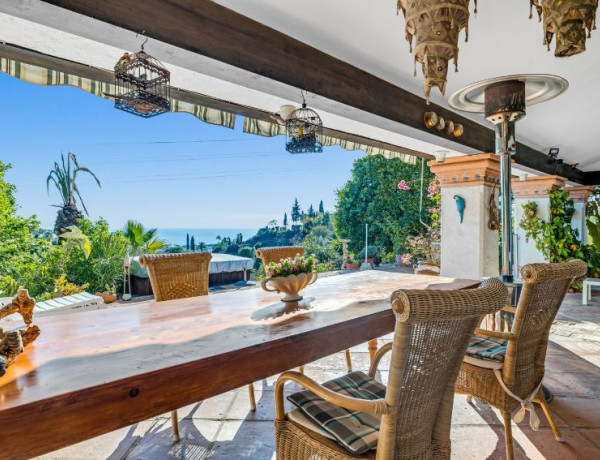 Detached villa for sale in Selwo , Estepona photo 1