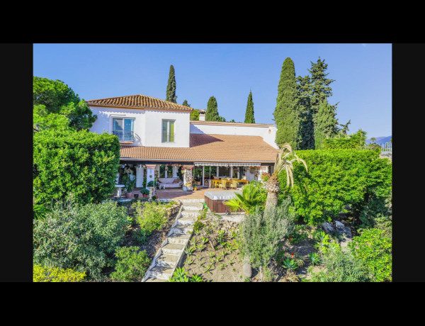 Detached villa for sale in Selwo , Estepona thumbnail 1