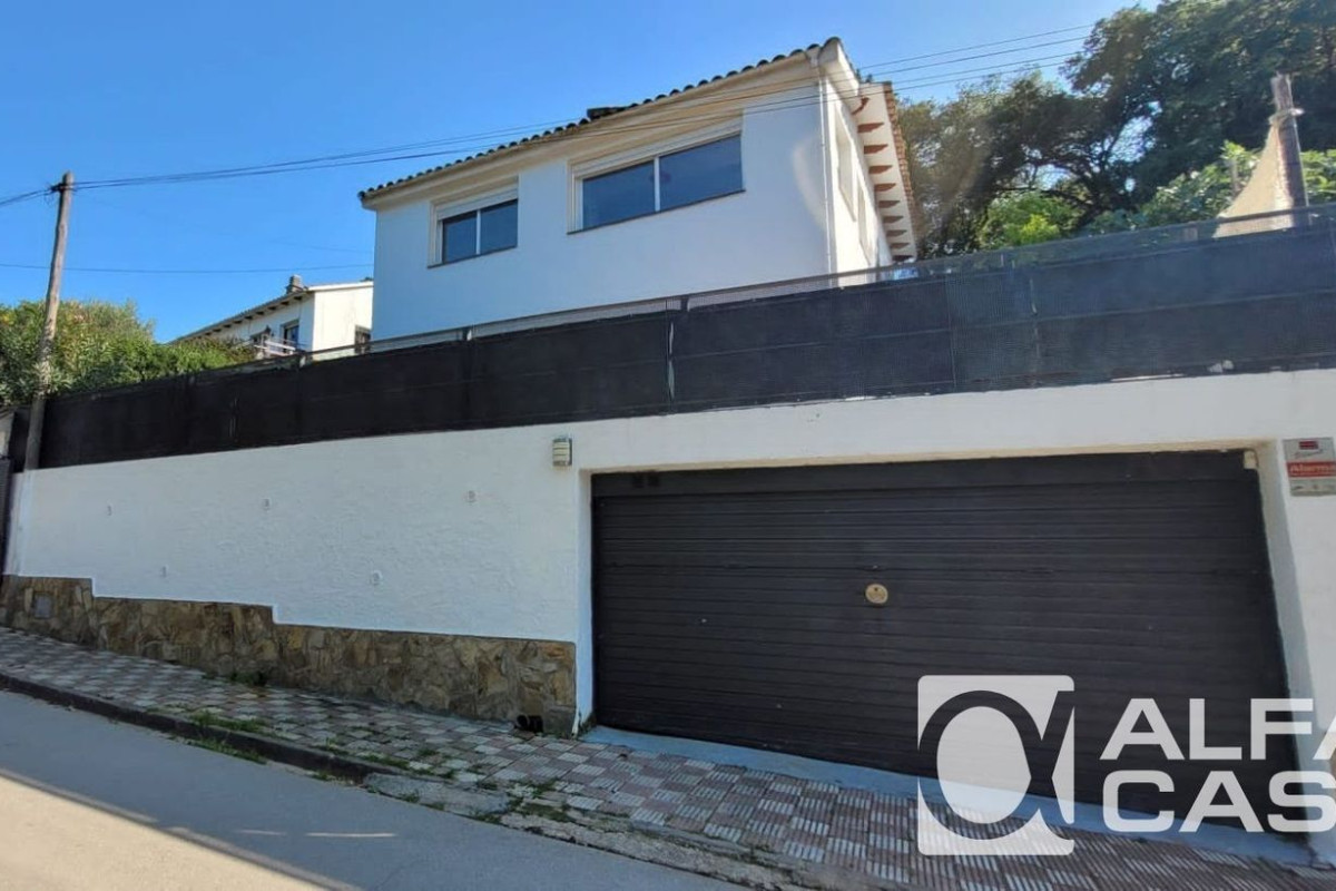 Sale of independent chalet in Urbanizations, Lloret de Mar
photo 1