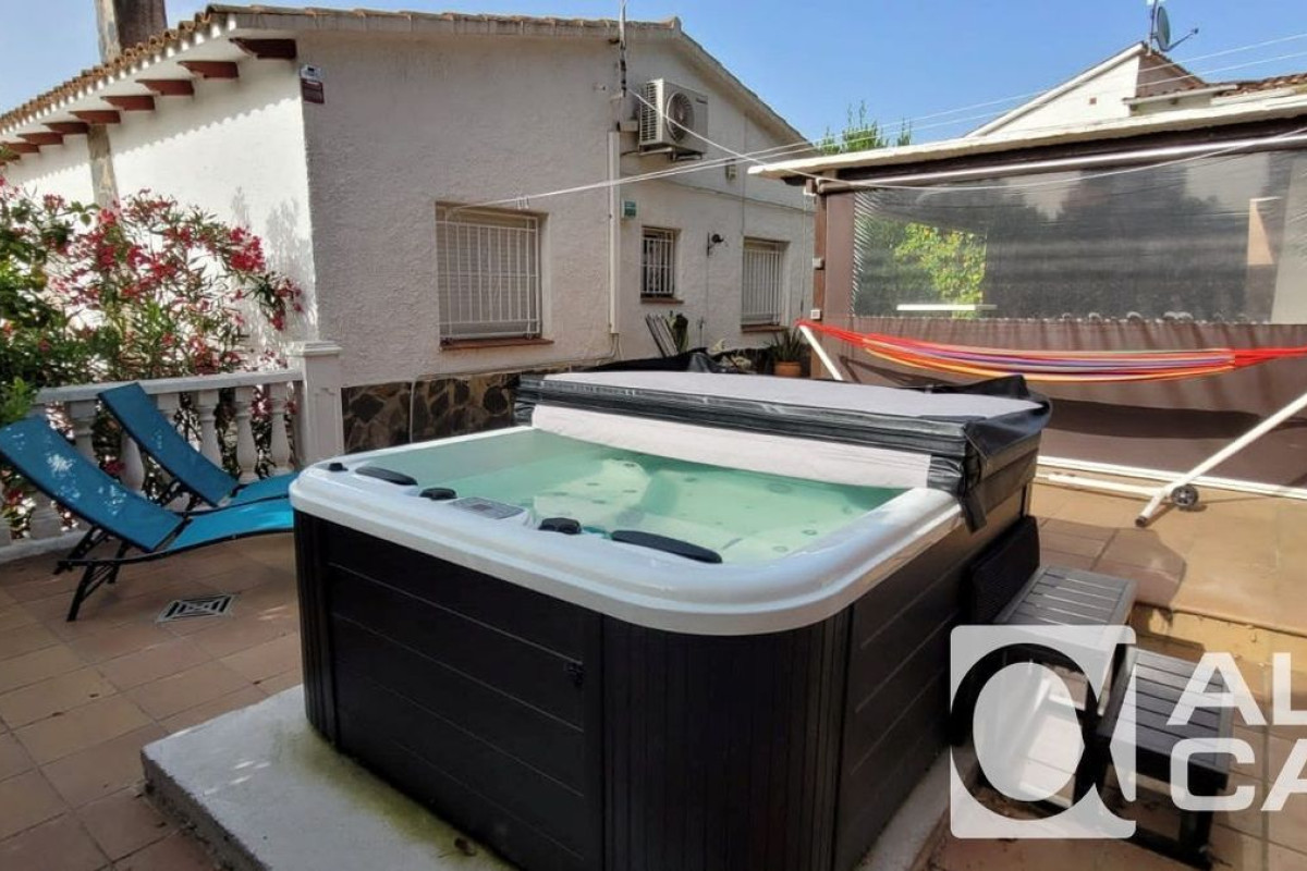 Sale of independent chalet in Urbanizations, Lloret de Mar
photo 3