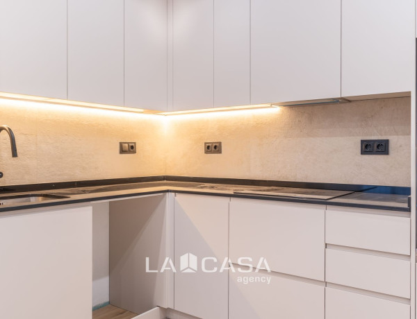 Piso en venta en  El Castell-Poble Vell , Castelldefels photo 4