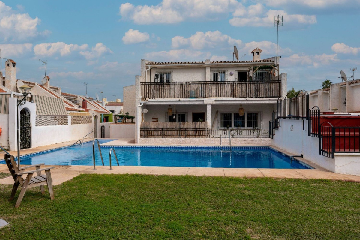 Sprzedaż niezależnego domku jednorodzinnego w  Playamar , Torremolinos photo 2