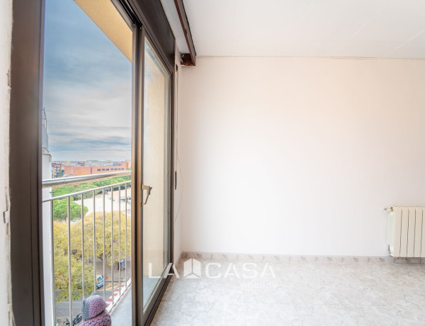 Piso en venta en El Castell-Poble Vell , Castelldefels thumbnail 2