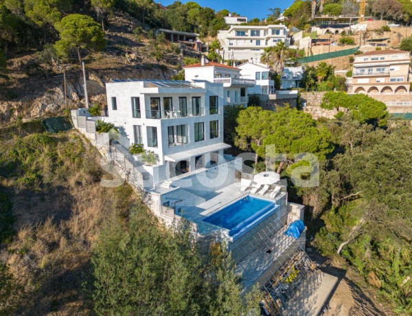 Chalet independiente en venta en  Roca Grossa , Lloret de Mar photo 1