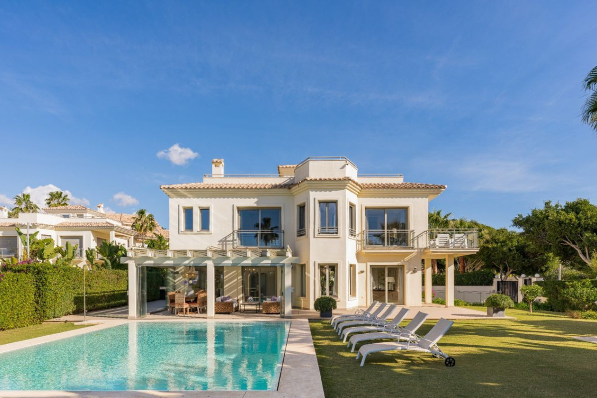 Sale of independent chalet in Las Chapas-El Rosario, Marbella
photo 3