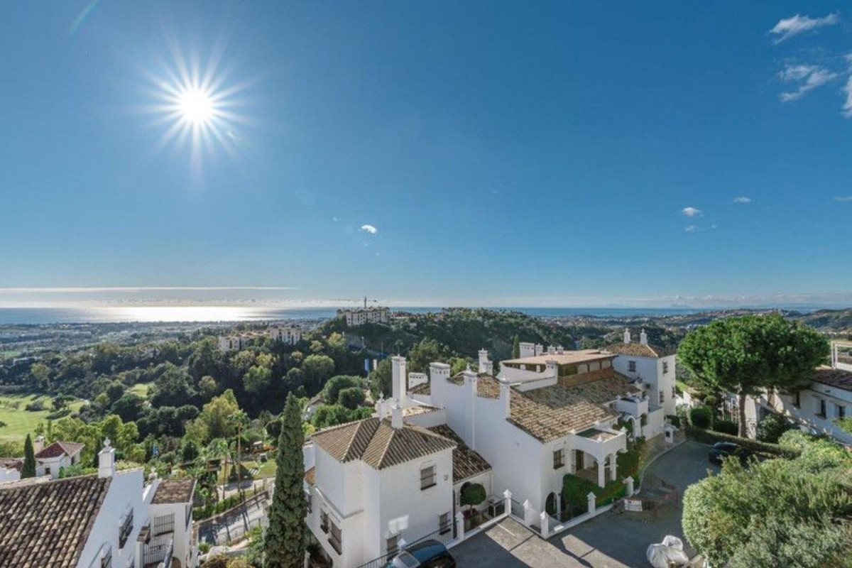Penthouse sale in Las colinas de Marbella s/n, Benahavís photo 2