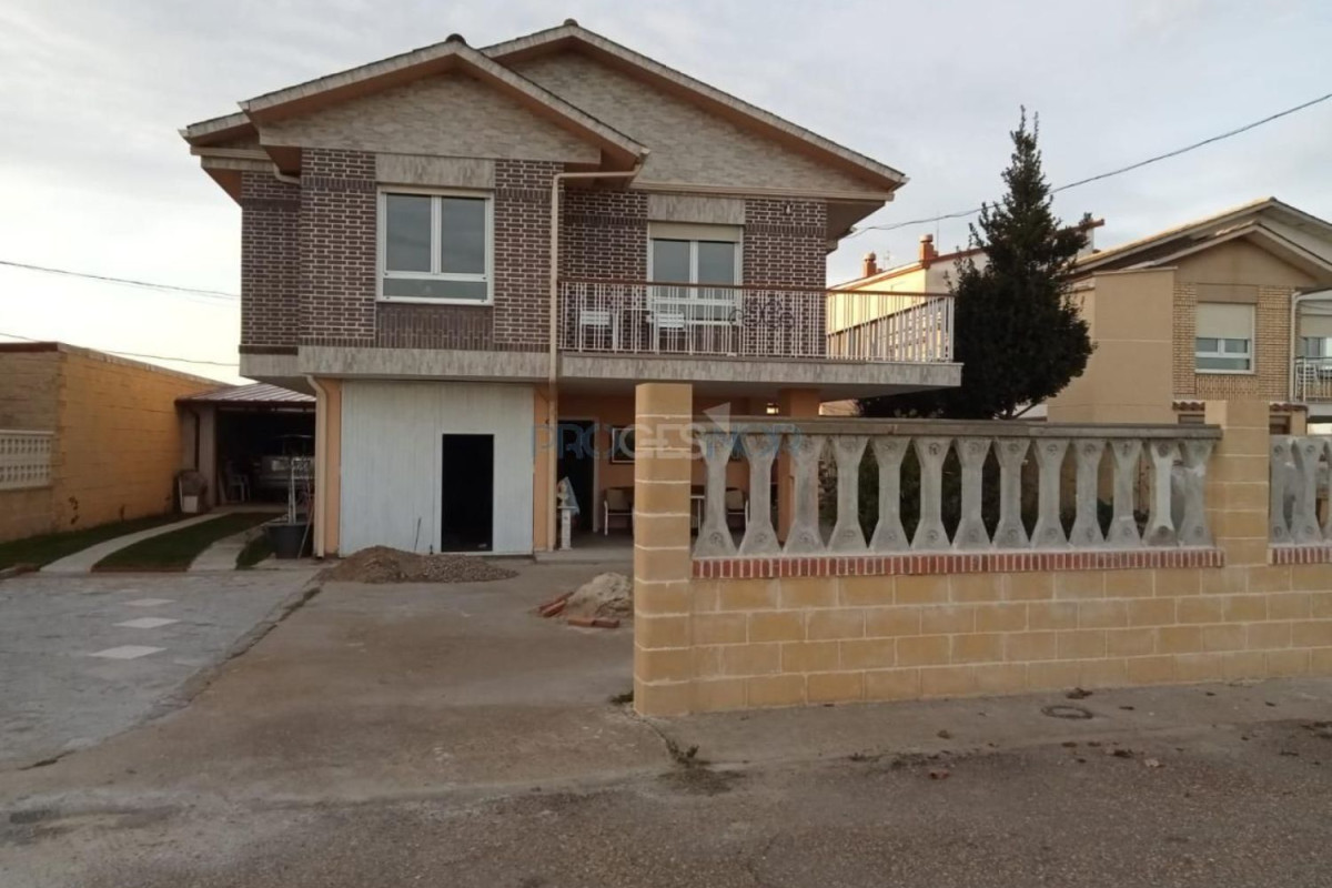 Casa o chalet independiente en venta en carretera Zamora, Ardon
photo 1