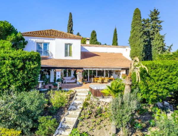 Detached villa for sale in Calle Torrevigía, Estepona photo 1